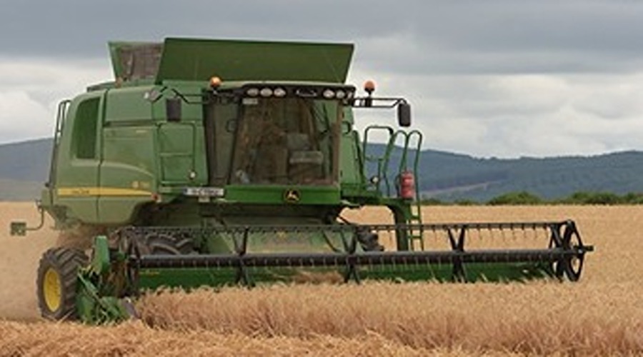 Self-propelled reaper and combine harvester for crop harvesting